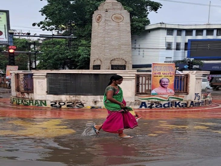 एतिहासिक जय स्तंभ चौक पर गंदा पानी भर आया।