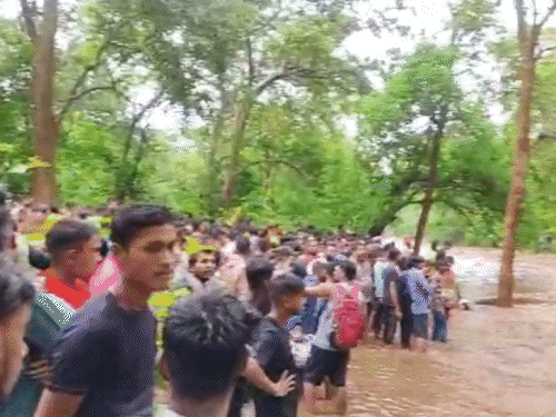 वाटरफॉल में तेज बहाव के बाद करीब 1 हजार पर्यटक फंस गए थे।