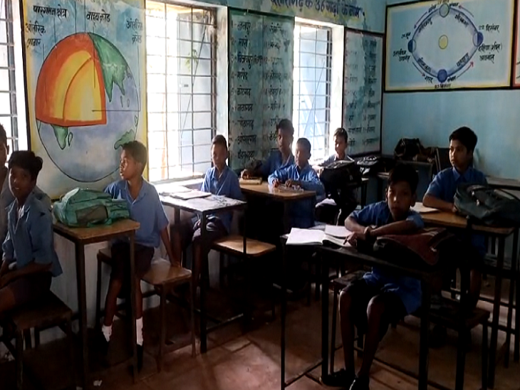 स्कूल की कक्षा में बैठे हुए छात्र, शाला प्रवेश उत्सव के बाद से यहां शिक्षक नहीं आ रहे हैं।