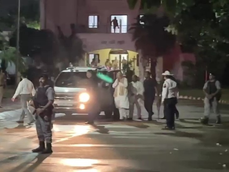 अमित शाह ने लगभग ढाई घंटे प्रदेश के नेताओं से चर्चा की।