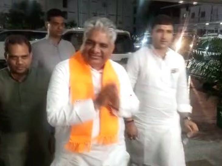 शनिवार रात प्रदेश चुनाव प्रभारी भूपेंद्र यादव बीजेपी दफ्तर पहुंचे। यहां उन्होंने पार्टी पदाधिकारियों के साथ चुनावी रणनीति पर चर्चा की।