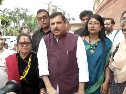 सदन से सस्पेंड होने के बाद AAP सांसद संजय सिंह ने कहा कि मैंने आज 267 का नोटिस दिया था। पहले 15 मिनट तक मैं चेयर (आसंदी) से अनुरोध करता रहा। - Dainik Bhaskar