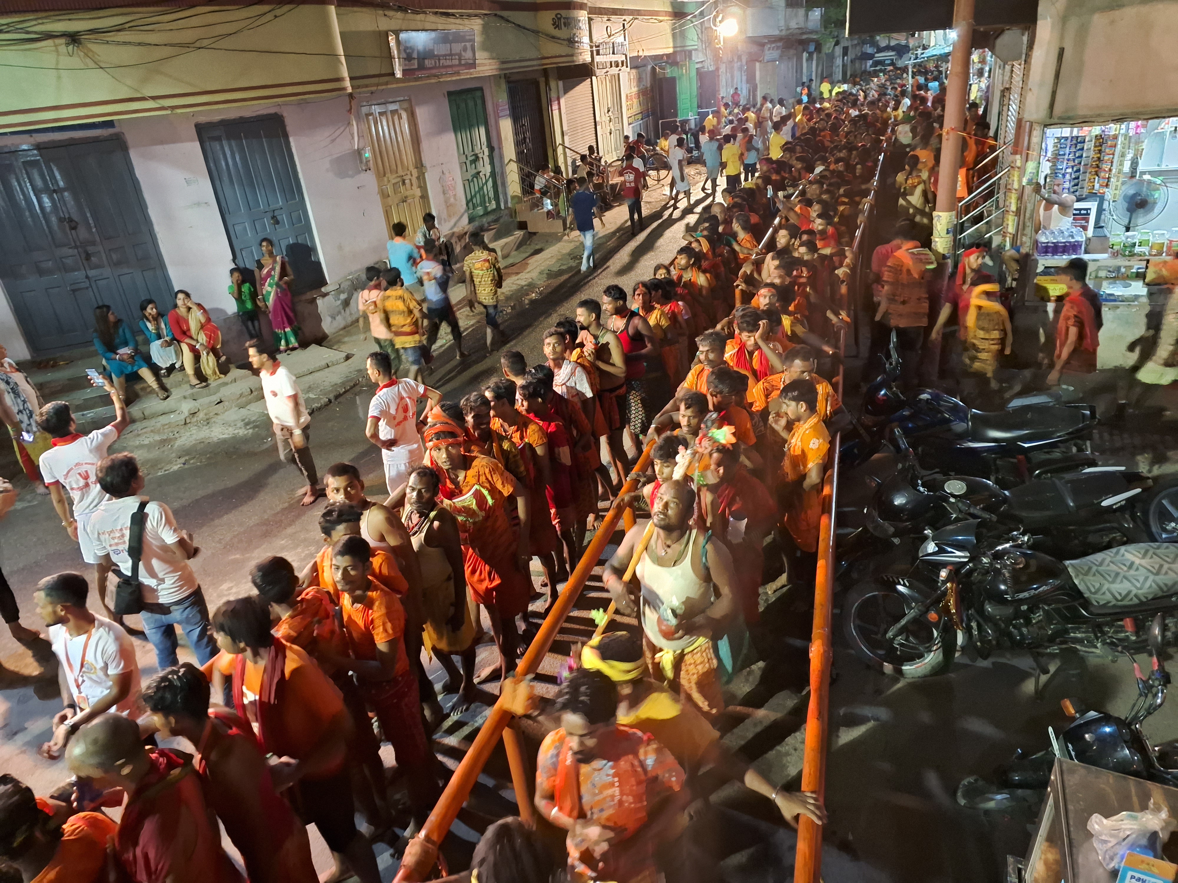 पंक्ति में खरे कांवरिए।