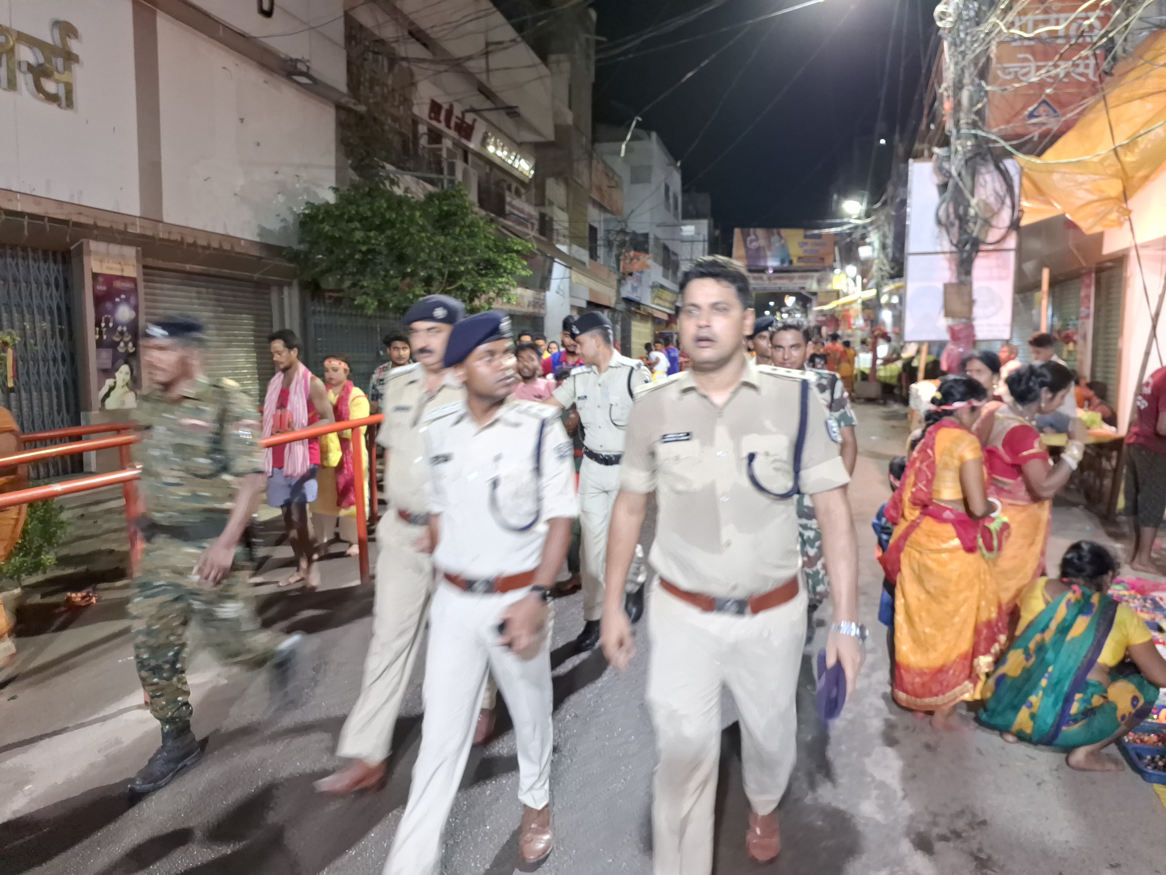निरीक्षण करती पुलिस।