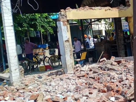 बिल्डिंग का गिरा मलबा।