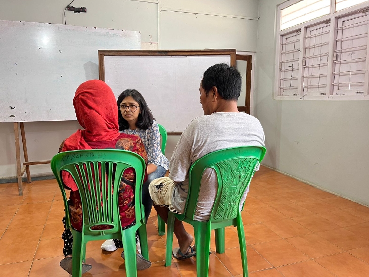 दिल्ली महिला आयोग की अध्यक्ष स्वाति मालीवाल ने सोमवार को चूड़ाचांदपुर में वायरल वीडियो की सर्वाइवर्स के रिश्तेदारों से मुलाक़ात की।