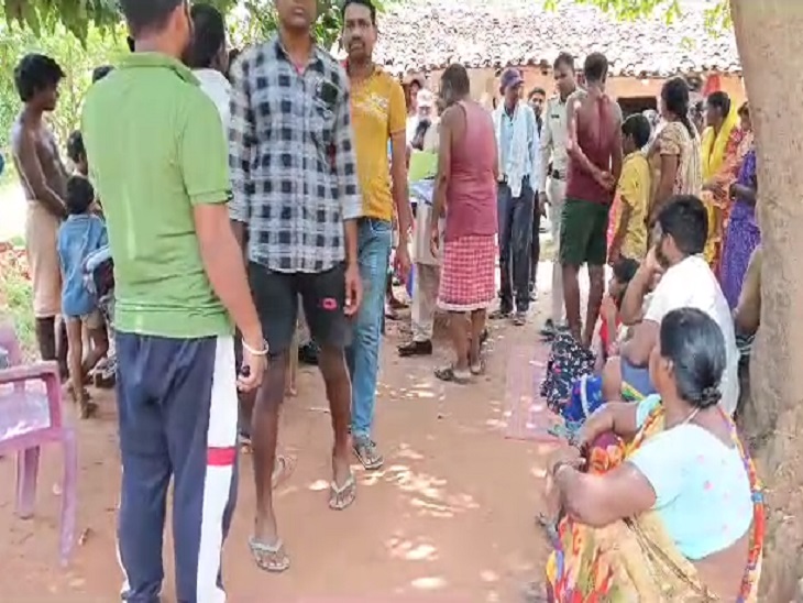 खबर मिलने पर मोहल्ले के लोग राजकुमार के घर पहुंच गए थे।