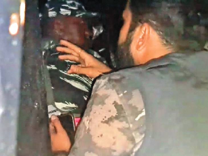 फायरिंग के बीच बंकर में CRPF जवानों के साथ भास्कर रिपोर्टर वैभव पलनीटकर ।