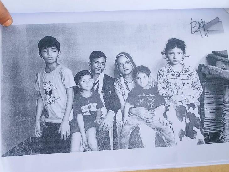 ये तस्वीर सचिन और सीमा की शादी के बाद की है। तस्वीर में सीमा के चारों बच्चे भी साथ हैं।