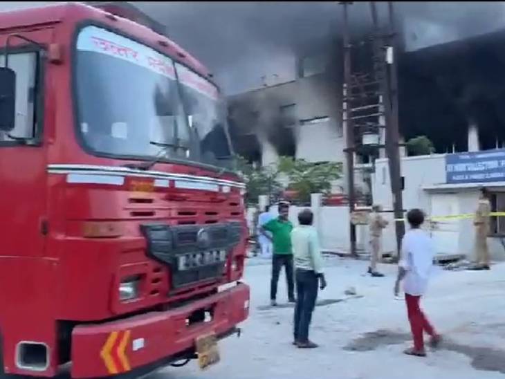 fire in textile factory 30 fire engines are trying to extinguish the ...