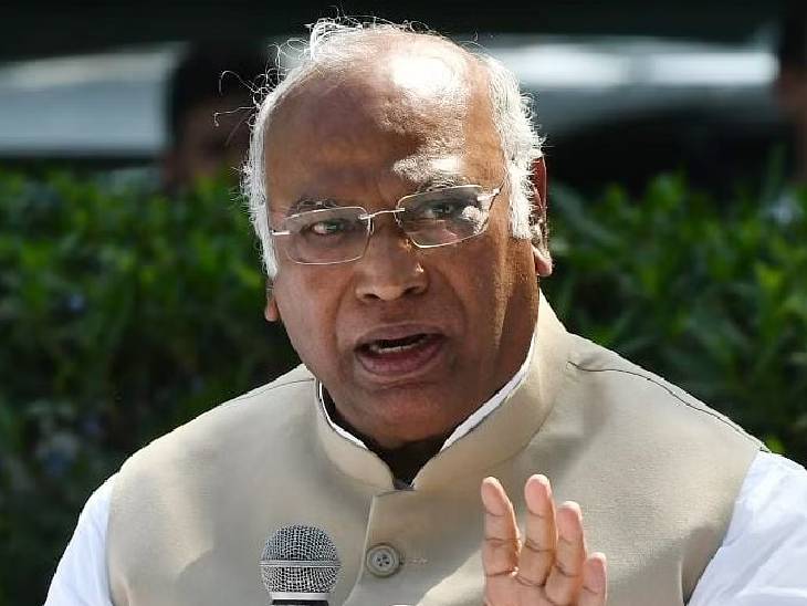 कांग्रेस के राष्ट्रीय अध्यक्ष मल्लिकार्जुन खड़गे ने ट्वीट कर लिखा, 'भाजपा हर दिन बाबासाहेब अंबेडकर जी के सामाजिक न्याय के सपने को चूर-चूर कर रही है।'