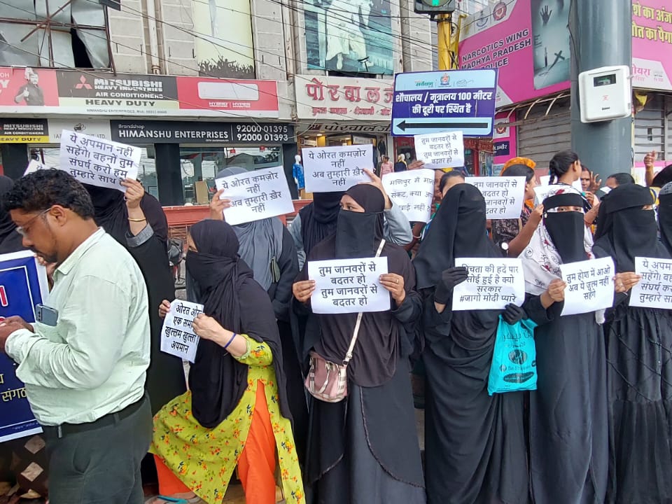 तख्तियों पर लिखे नारे।