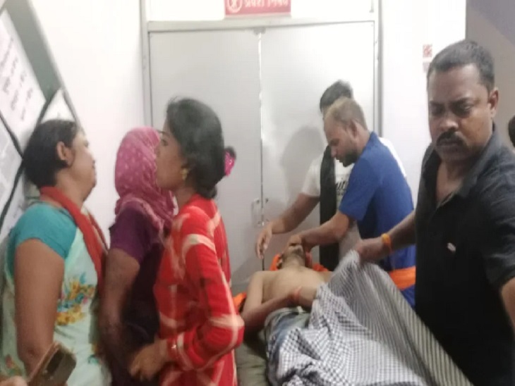 सड़क हादसे में घायल युवक की मौत के बाद हुआ बवाल, परिजनों ने लगाए लापरवाही के आरोप।