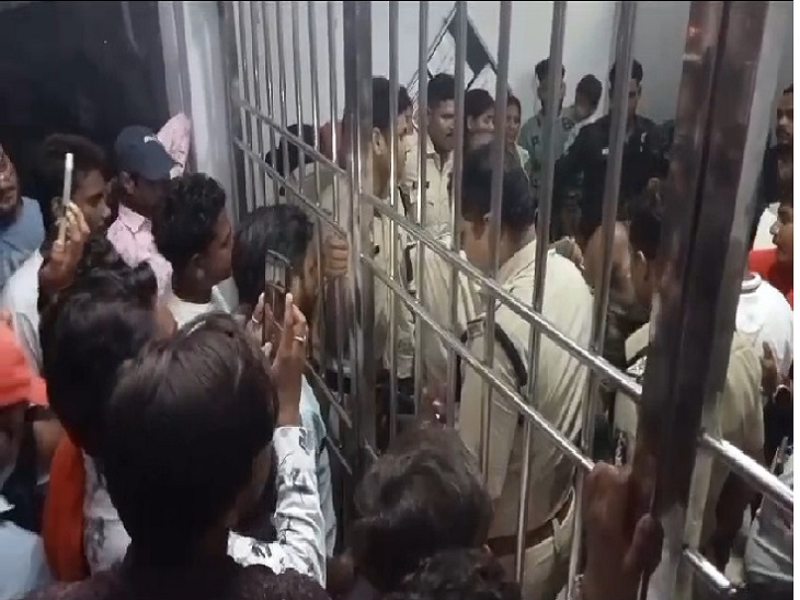 विवाद और हंगामे के बाद पुलिस जवान और अफसर भीड़ को संभालने की कोशिश करते रहे।