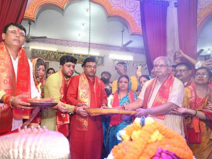 परिवार के साथ भिलाई सेक्टर 4 पहुंचे पूजा अर्चना करने।