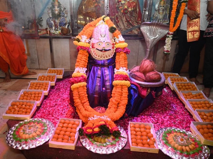 सोमेश्वर महादेव की प्रतिमा को सजाया गया अद्भुत तरीके से।