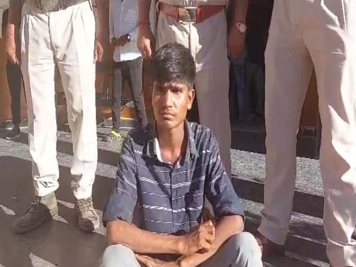 आरोपी बेटे विकास उर्फ नन्नू बखला (20 वर्ष) के खिलाफ पुलिस ने धारा 302, 34 के तहत केस दर्ज किया है।