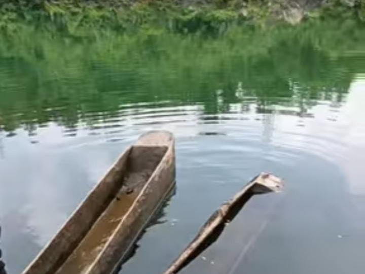 पलटी हुई नाव से फंसी हुई थी महिला की साड़ी। डूबकर हो गई महिला की मौत।