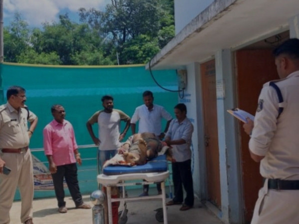 मृत पिता के शव को पोस्टमॉर्टम के लिए भिजवाया गया। दोनों बेटों की हुई गिरफ्तारी।