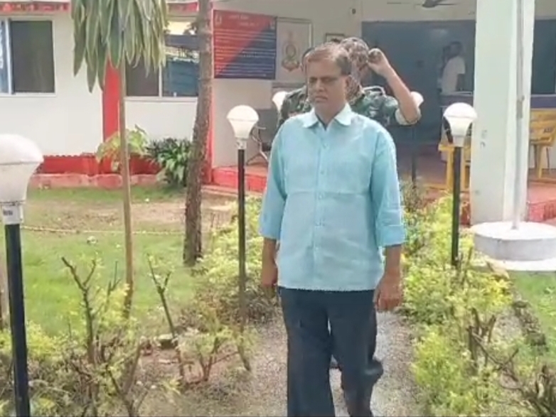 चारामा ब्लॉक में पदस्थ ग्रामीण आजीविका मिशन के परियोजना प्रबंधक अनिल मिश्रा गिरफ्तार।