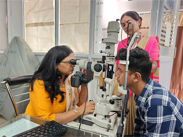 बच्चों में अधिक फैल रहा कंजक्टिवाइटिस का संक्रमण, जांच कराने बड़ी संख्या में अस्पताल पहुंच रहे लोग। - Dainik Bhaskar