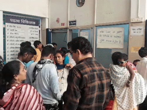 भिलाई के लाल बहादुर हॉस्टिपल में रोजाना बड़ी संख्या में जांच कराने पहुंच रहे हैं मरीज।
