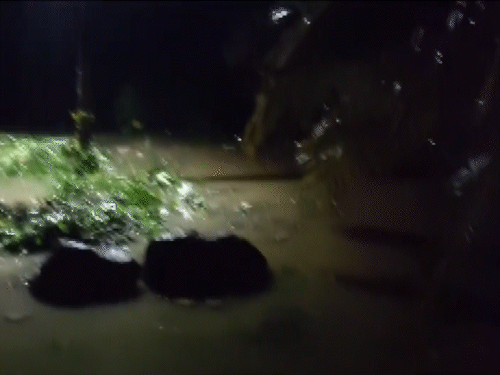 कर्नाटक के कोडगू जिले में बारिश के चलते घरों में पानी भर गया है।