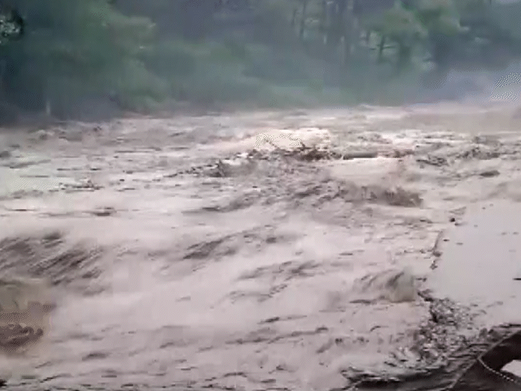 हिमाचल प्रदेश के कुल्लू की गडसा घाटी में बादल फटने से कई घर बह गए।