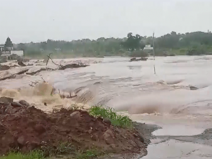 आंध्र प्रदेश के NTR जिले के काटलेरू ब्लॉक में भारी बारिश के चलते कई गांवों तक जाने का रास्ता बह गया है।