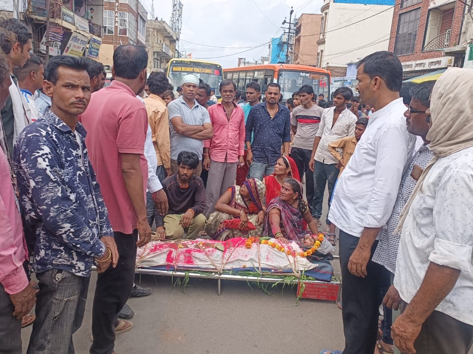सड़क पर शव रखकर किया चक्काजाम। - Dainik Bhaskar