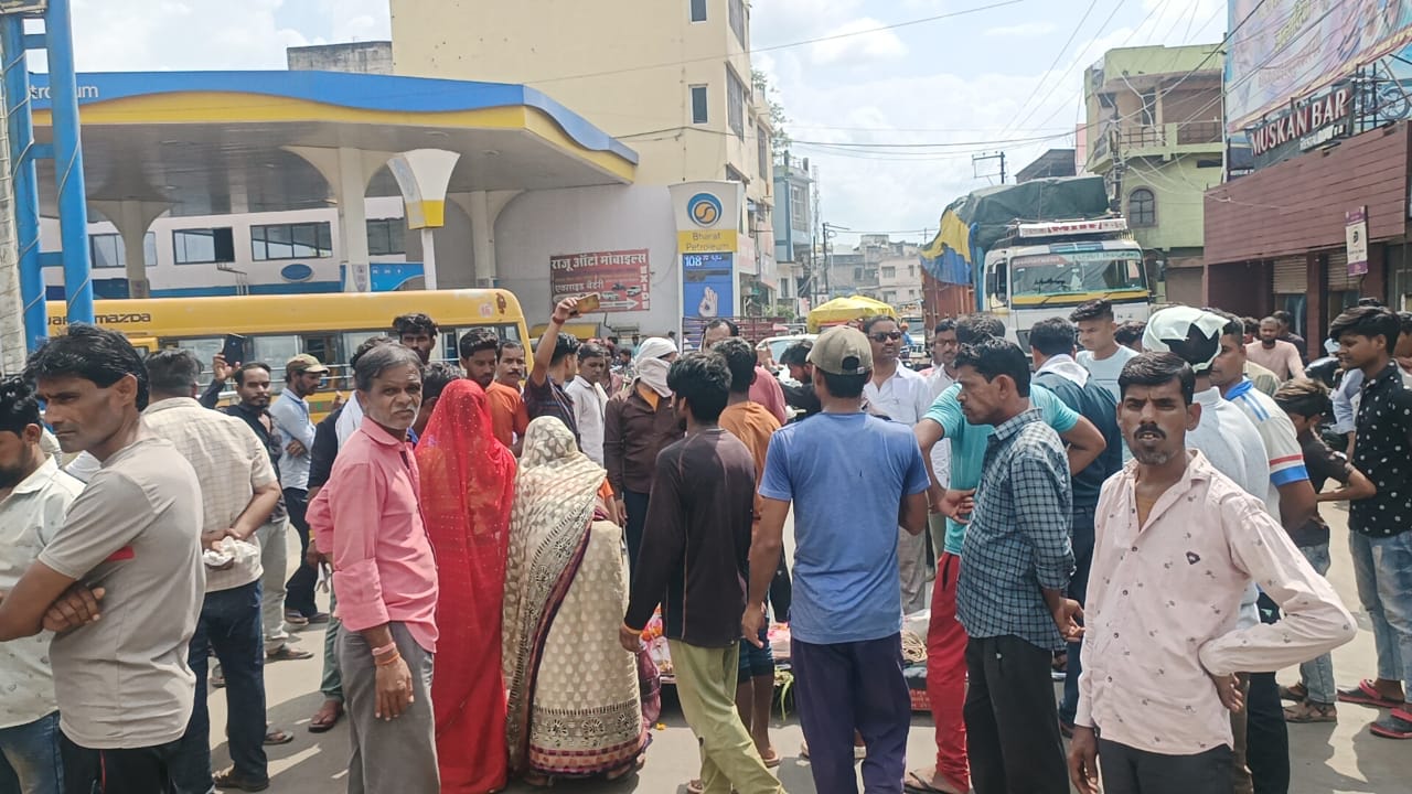 मांग को लेकर लोगों ने किया चक्काजाम।