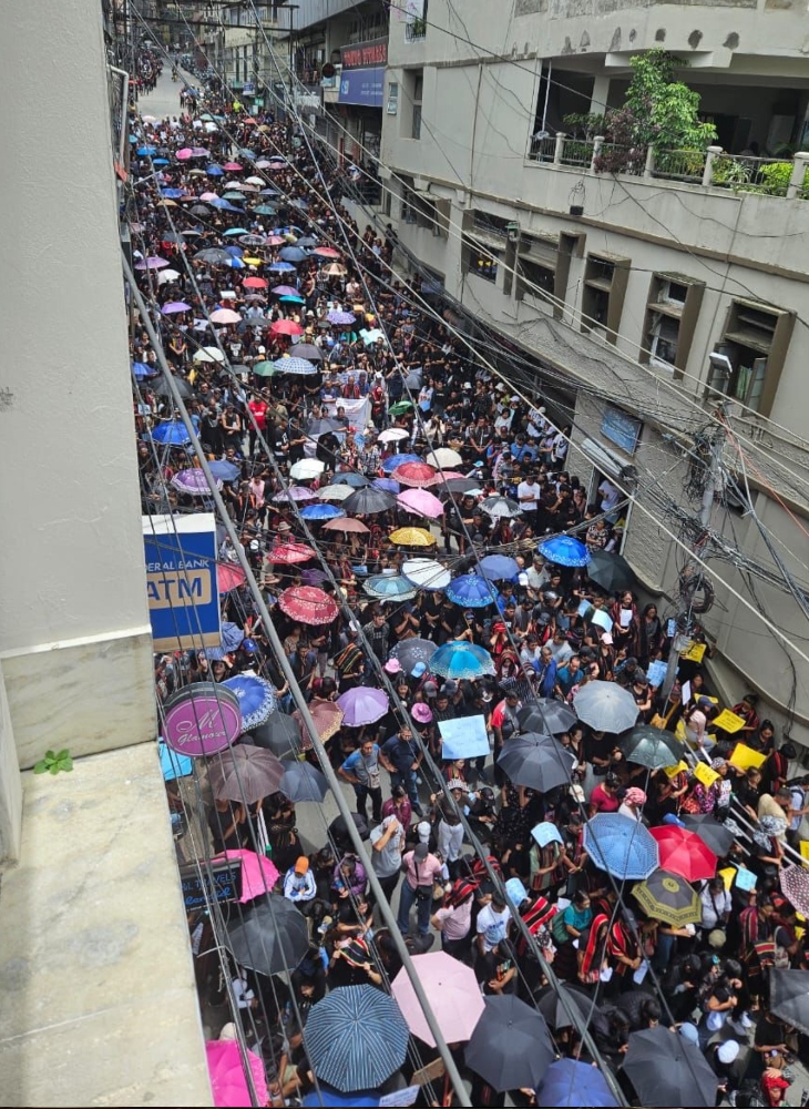 मिजोरम में लोगों ने गवर्नर के आवास तक रैली निकाली। बारिश से बचने के लिए लोग छतरी लिए रैली में शामिल हुए। फोटो- सोशल मीडिया से।