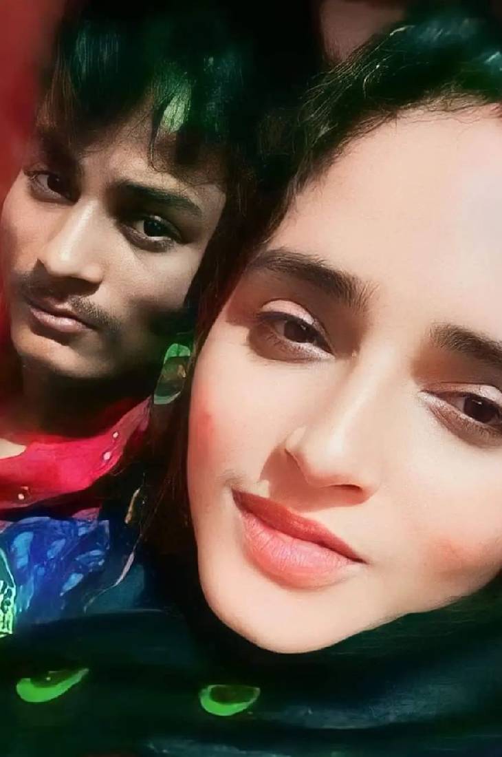 सीमा हैदर अपने सोशल मीडिया अकाउंट पर सचिन के साथ रोज रील और तस्वीरें अपलोड करती है। ये तस्वीर वहीं से ली गई है।