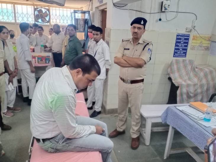 कटनी के पटवारी गजेंद्र सिंह ने रिश्वत में 500 रुपए के 9 नोट लिए थे। लोकायुक्त की कार्रवाई होते ही वह उनका चबा गया। पुलिस ने निकालने की कोशिश भी की थी।