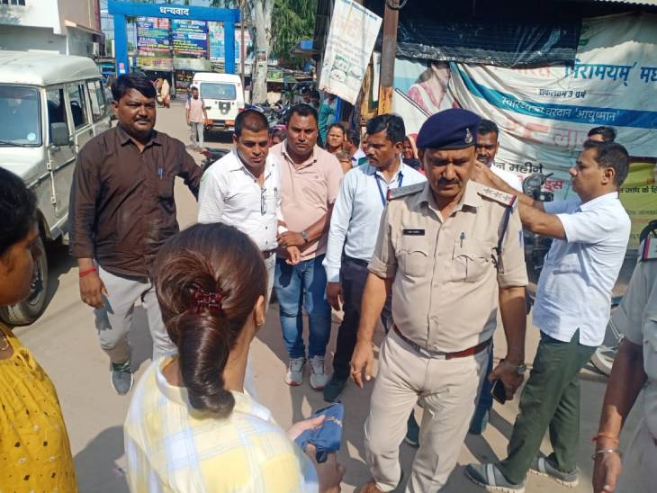 रिश्वत के मामले में पकड़े गए पटवारी गजेंद्र सिंह को लोकायुक्त पुलिस द्वारा अस्पताल ले जाया गया। यहां पर चबाए गए नोटों की लुगदी को निकलवाया गया।