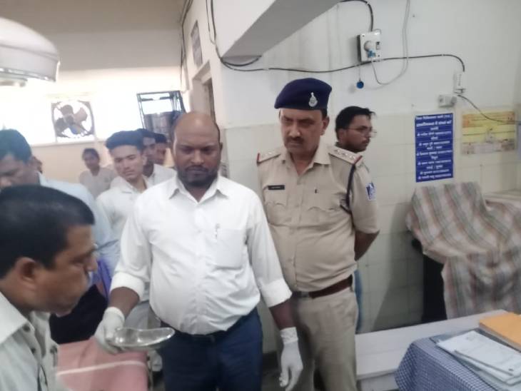 पटवारी गजेंद्र सिंह ने जब रिश्वत के रुपए खा लिए तो उसको लुगदी को निकलवाया गया। इसे अब फॉरेंसिक जांच के लिए भेजा जाएगा।