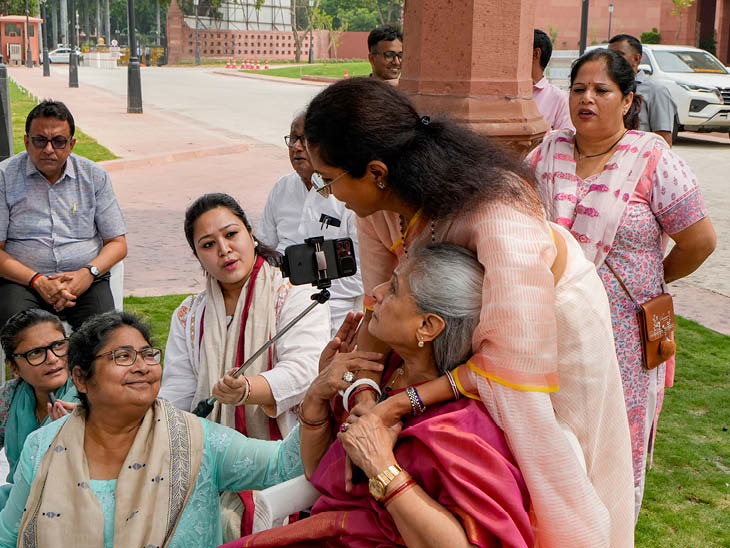 विपक्षी सांसदों के विरोध प्रदर्शन के दौरान समाजवादी पार्टी सांसद जया बच्चन, एनसीपी सांसद सुप्रिया सुले और टीएमसी सांसद डोला सेन के साथ इस अंदाज में नजर आईं।