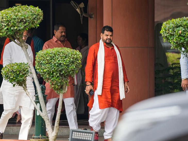 बीजेपी के सांसद ब्रजभूषण सिंह भी मानसून सत्र के दौरान संसद पहुंचे। ब्रजभूषण पर महिला पहलवानों के उत्पीड़न का आरोप हैं।