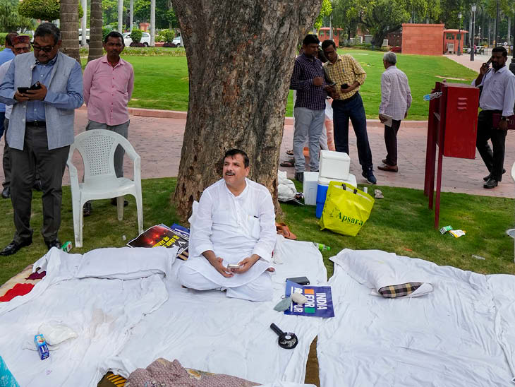 संसद परिसर में विरोध प्रदर्शन के दौरान आप सांसद संजय सिंह। इन्हें राज्यसभा से पूरे सत्र के लिए सस्पेंड किया जा चुका है।