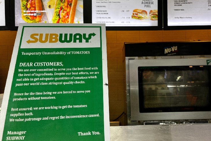 तस्वीर दिल्ली के एयरपोर्ट के टर्मिनल पर मौजूद एक सबवे आउटलेट की है।