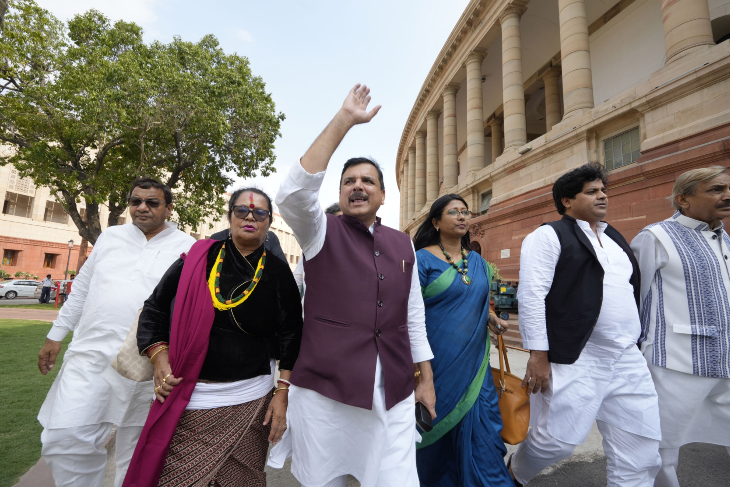 राज्यसभा में मणिपुर मुद्दे पर सभापति जगदीप धनखड़ से बहस कर रहे AAP सांसद संजय सिंह को पूरे मानसून सेशन के लिए सस्पेंड कर दिया गया।