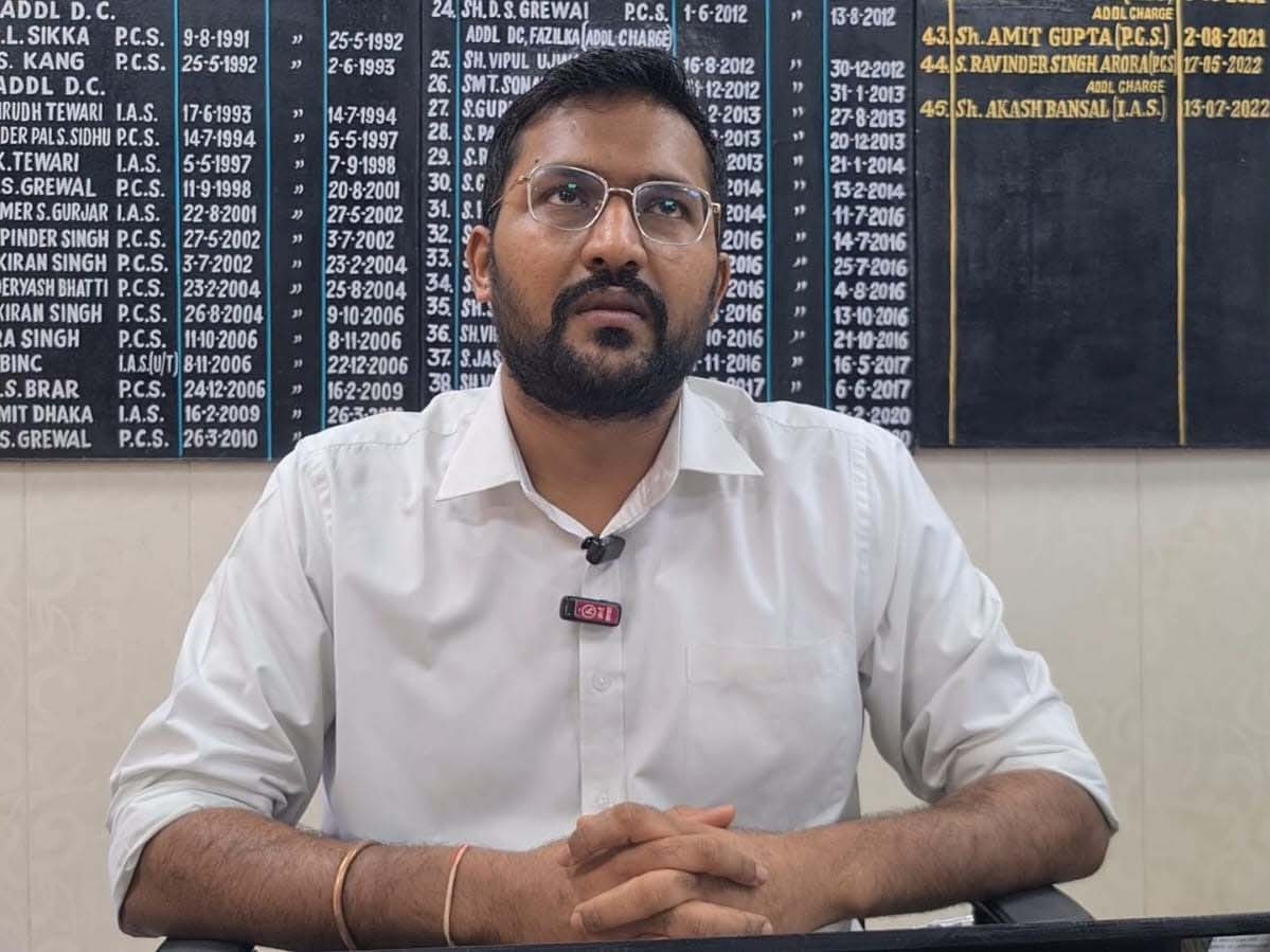 पटवारियों का धरना जारी: SDM के तबादले की मांग पर अड़े; 28 को जिलास्तरीय संघर्ष की चेतावनी 2 मामले के बारे में जानकारी देते एसडीएम आकाश बांसल।