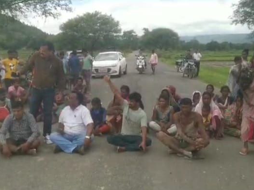 हादसे से गुस्साए लोगों ने सीतापुर-मैनपाट मार्ग पर चक्काजाम कर दिया।