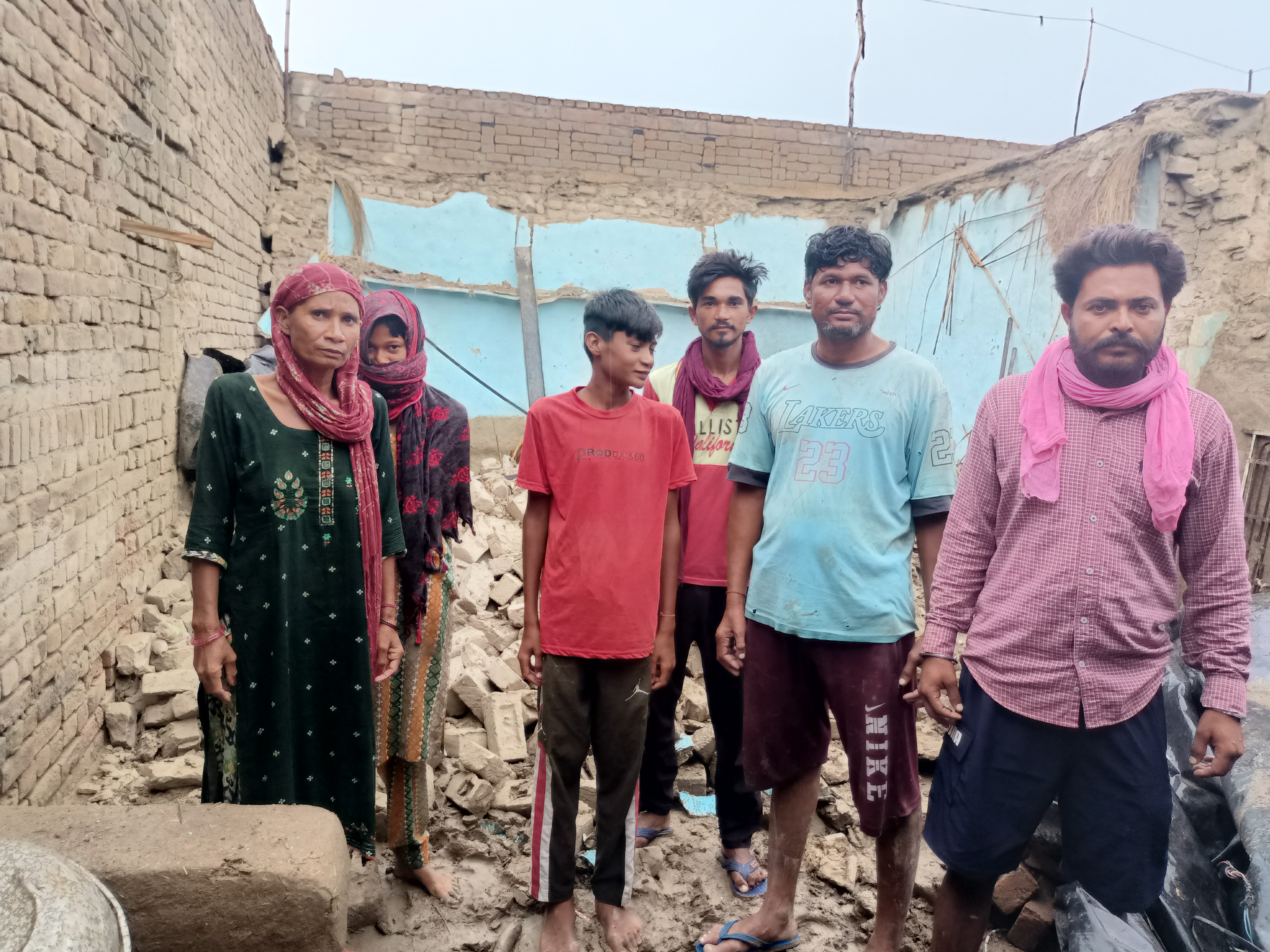 मकान गिरने के बाद जानकारी देता पीड़ित परिवार।