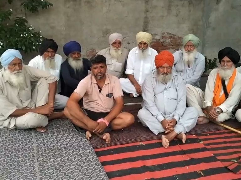 बरनाला के युवक की कनाडा में मौत, कर्जा उठाकर परिवार ने भेजा था इकलौते पुत्र को विदेश 2 मृतक जगजीत के घर में शोक मनाने पहुंचे ग्रामीण।