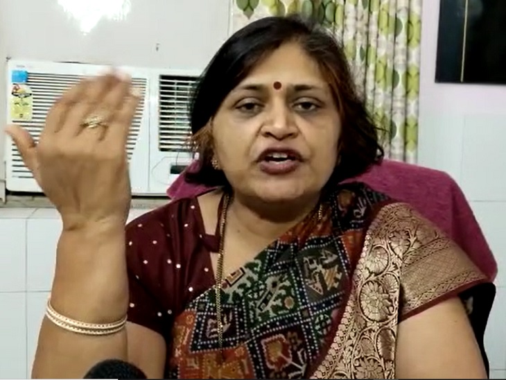 जानकारी देतीं वरिष्ठ चिकित्सा अधिकारी डॉ. पामिल बंसल।