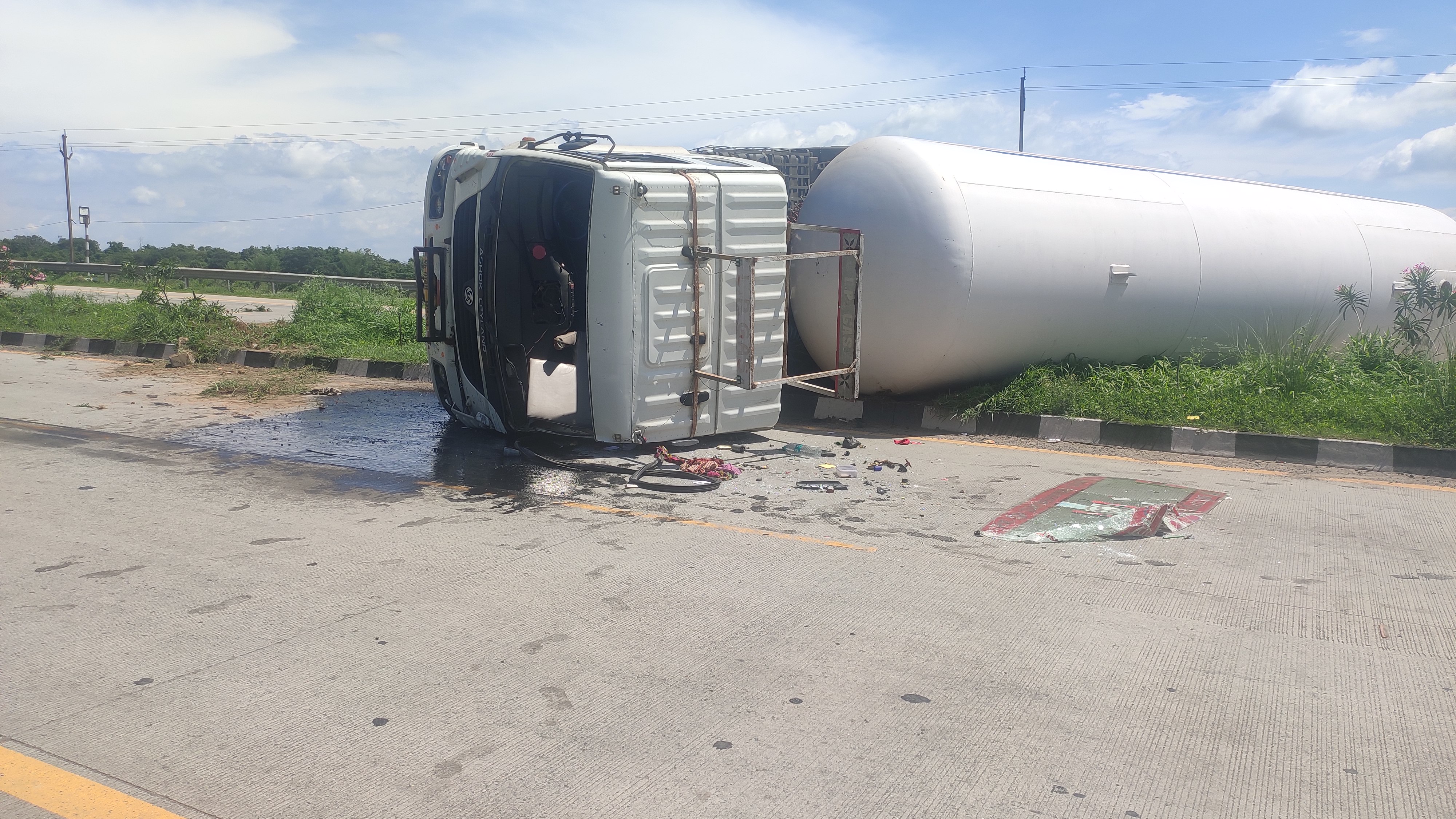 Uncontrolled due to tire burst, tanker loaded with LPG gas overturned ...
