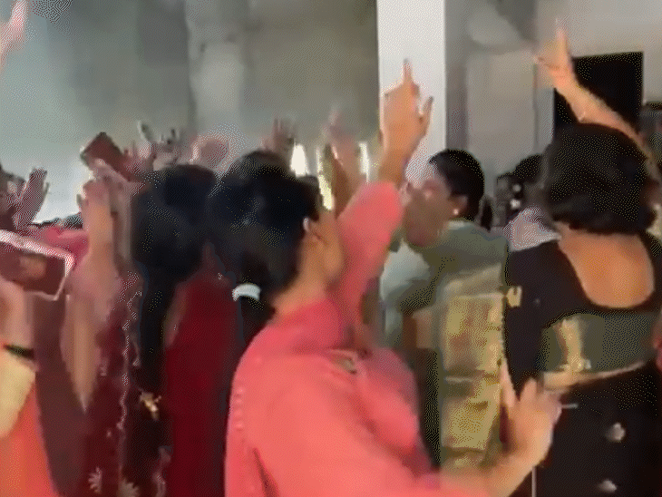 सरकारी अस्पताल में भंगड़ा डालतीं नर्स।