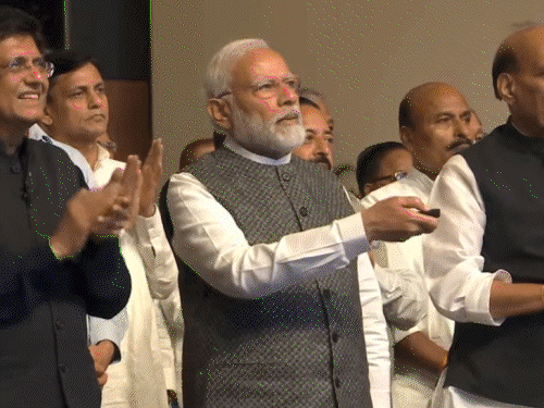 पीएम मोदी ने कन्वेंशन सेंटर के उद्घाटन के दौरान स्मारक टिकट और सिक्के जारी किए