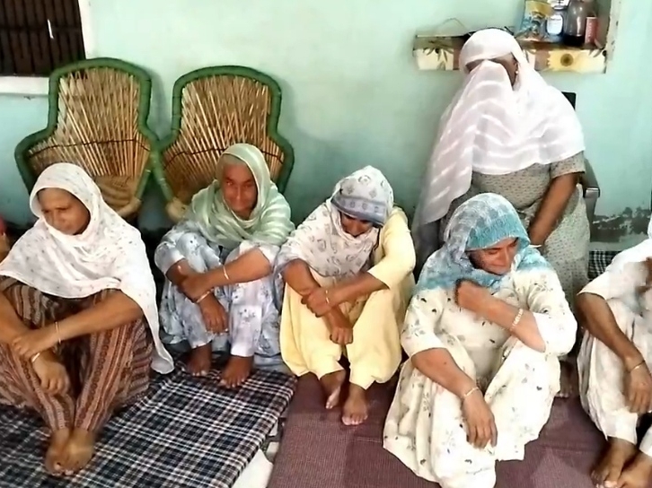 बरनाला के युवक की कनाडा में मौत, कर्जा उठाकर परिवार ने भेजा था इकलौते पुत्र को विदेश 3 मृतक के घर शोक मनाने पहुंची महिलाएं।